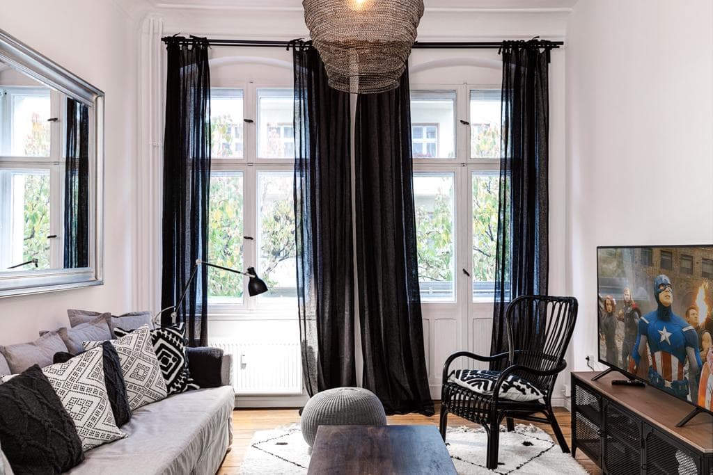 Charming Refurbished 2-Room Apartment with Balcony near Mauerpark, Prenzlauer Berg - image 3