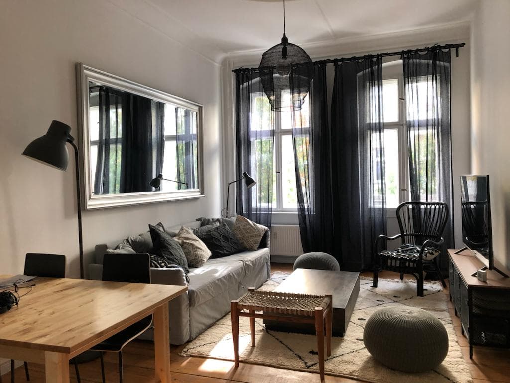 Charming Refurbished 2-Room Apartment with Balcony near Mauerpark, Prenzlauer Berg - image 7