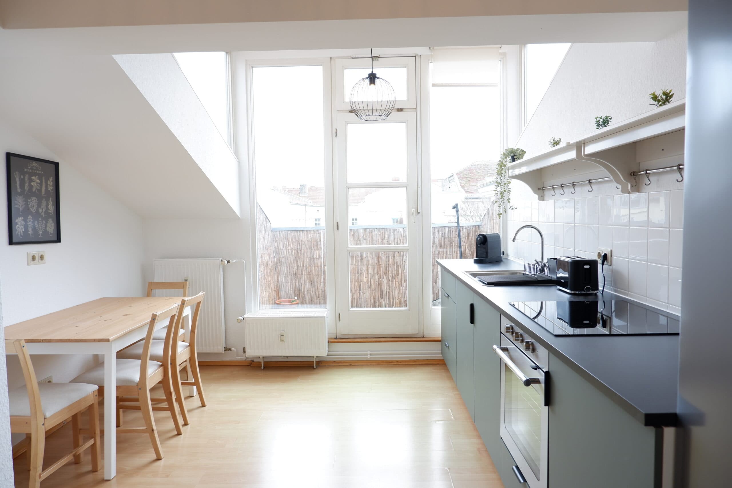 Stylish renovated one-bedroom rooftop apartment in the vibrant Kreuzberg district – image 17