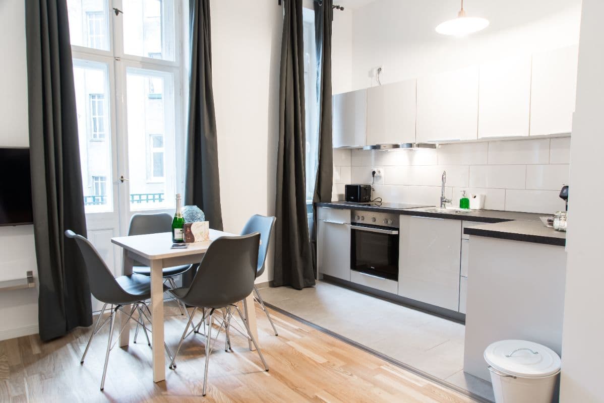 Studio Apartment with Balcony in Reuterplatz ( Neukölln) – image 4