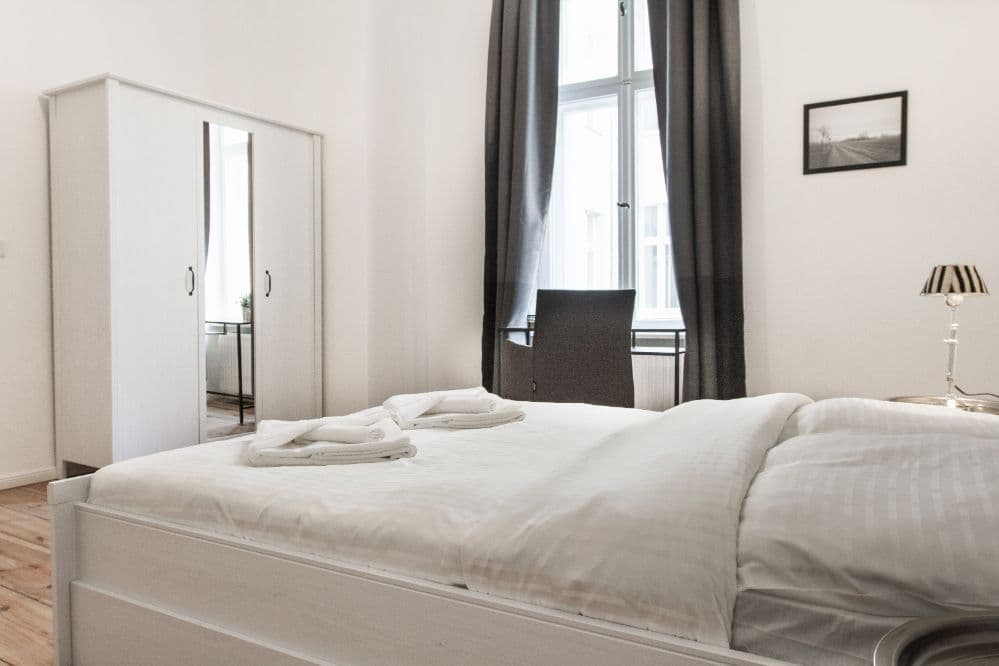 4 Rooms with Balcony near Turmstraße – image 2