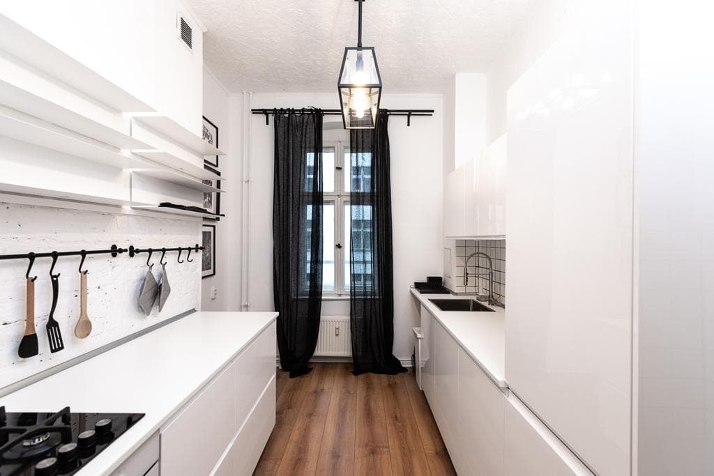 Charming Refurbished 2-Room Apartment with Balcony near Mauerpark, Prenzlauer Berg - image 6