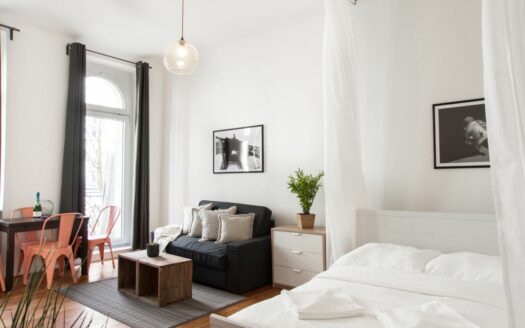 Studio Apartment with Balcony near U-Seestraße (Wedding)